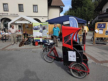Der Behindertenbeirat und der Seniorenbeirat Puchheim waren mit eigenen Ständen auf dem Ökomarkt vertreten, das Puchheimer Rikscha-Team mit kostenlosen Probefahrten. Der Behindertenbeirat und der Seniorenbeirat Puchheim waren mit eigenen Ständen auf dem Ökomarkt vertreten, das Puchheimer Rikscha-Team mit kostenlosen Probefahrten.
